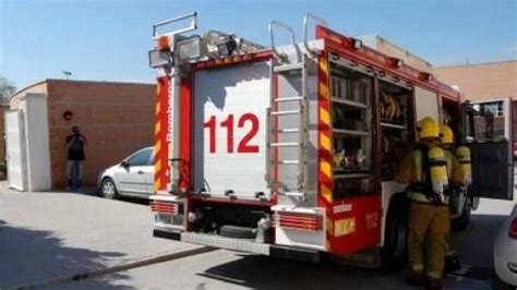 Los bomberos hallan un cadáver carbonizado en un incendio bajo el