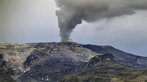 Volcán colombiano Nevado del Ruiz aumenta temperatura y mantiene