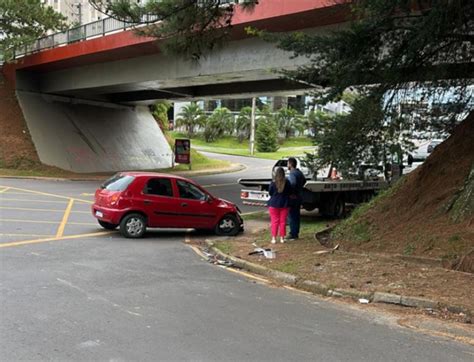 Carros Batem No Mesmo Cruzamento Cr Tico De Curitiba Em Que Casal Quase