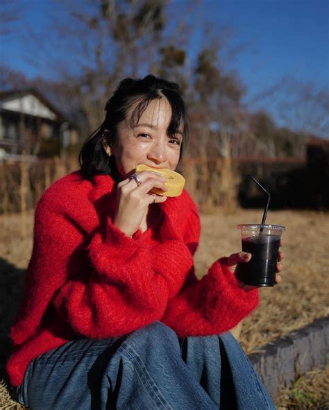 高山都さんのインスタグラム写真 高山都instagram「ポカポカ湖畔でバームクーヘン日和🌞🍩🦢」12月10日 15時11分