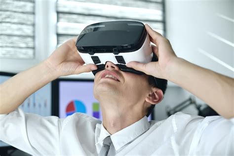 Premium Photo Trader Man Wearing Virtual Reality Googles