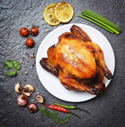 Pollo Asado En Un Plato Pollo Entero Asado A La Parrilla Con Hierbas