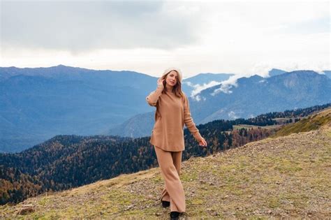Premium Photo Attractive Slender Blonde In Beige Suit And Beret Posing Against The Backdrop Of