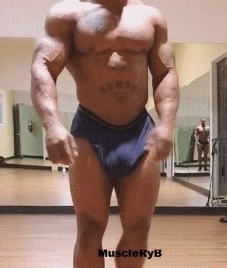 6 Bulge Gifs Of Dectric Lewis Musculos Roids Y Osos