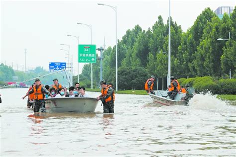 中部战区官兵持续奋战抗洪一线，助受灾群众恢复生产生活秩序