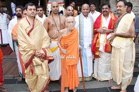 PEJAWAR SEER OFFERS PRAYERS IN TIRUMALA SHRINE తరమల సవమవరన