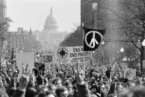 Le Peuple Manifeste Contre La Guerre Du Vietnam