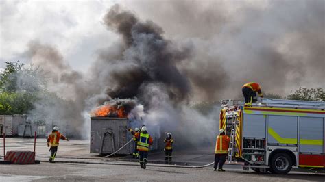 Nahe B292 Meterhohe Rauchwolken bei Brand auf Mülldeponie in Sinsheim