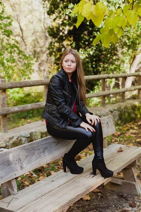 Femme S Asseyant Sur Un Banc De Stationnement Photo Stock Image Du