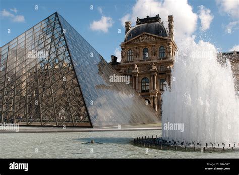 Piramide Del Louvre Immagini E Fotografie Stock Ad Alta Risoluzione Alamy