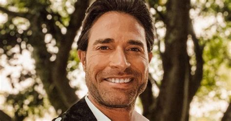 Sebastián Rulli se va de viaje sin Angelique Boyer y presume a su otro amor