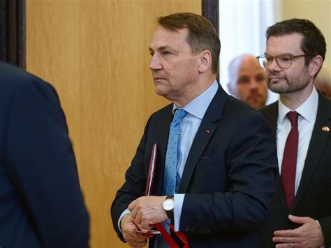 Sikorski Ujawni Swoje Zarobki Minister Pokaza Przelew Wprost