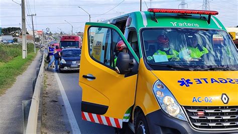 Mulher se joga de carro em movimento durante discussão