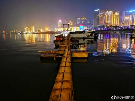 饭后万州的江边走一走，看看万州的夜景，安逸万州夜景太安新浪新闻