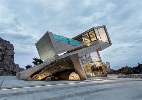 rumah gaya brutalist kokoh unik estetik  construction