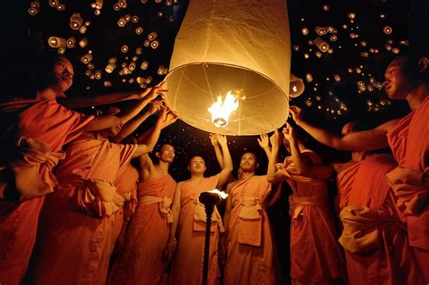 Floating Lantern Festival Thailand - Holidaydigg.com