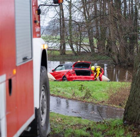 Auto Versinkt Im Wasser Fahrerin Von Dach Gerettet Welt