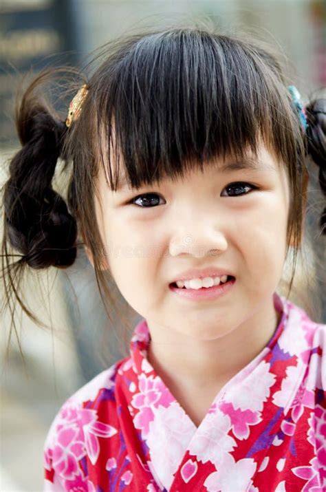 Petit Enfant Asiatique Dans Le Costume Traditionnel Japonais Image