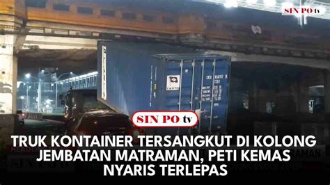 Truk Kontainer Tersangkut Di Kolong Jembatan Matraman Peti Kemas