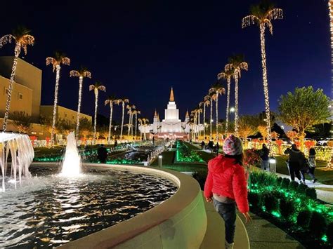 The Impeccable Christmas Lights and Gardens at Oakland's Temple Hill ...