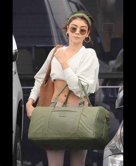 Photo Sarah Hyland Les Bras Charg S Retourne Sa Voiture La