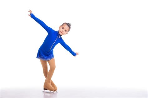 Uma Jovem Patinadora Posando Um Vestido De Treino Azul No Gelo