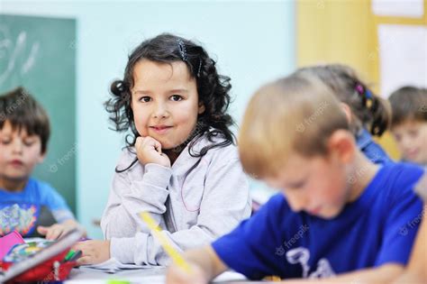 O Grupo De Crianças Felizes Se Diverte E Brinca No Conceito De Educação