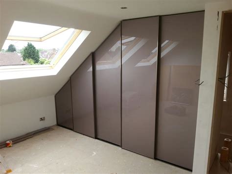 Sloping Ceiling Sliding Door Wardrobe With Hidden Spaces Chambre Londres Par Kleiderhaus