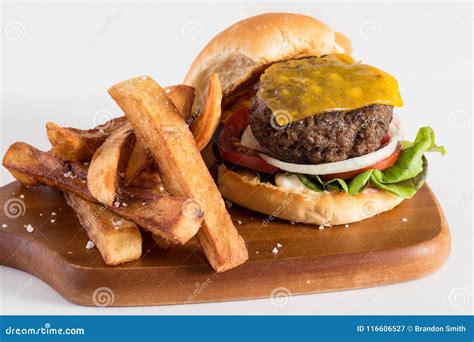 Hamburguesa Y Patatas Fritas Hechas En Casa Imagen De Archivo Imagen