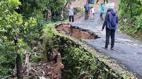 Breaking News Hujan Lebat Jalan Di Nyatnyono Ungaran Semarang Longsor