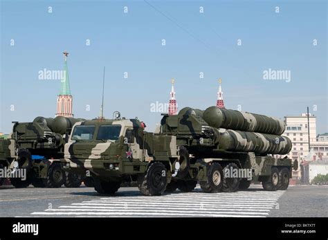 The S-400 Triumf (NATO name is SA-21 Growler) Russian missile systems ...