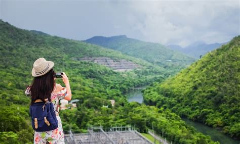 Viajante Da Mulher Que Toma A Foto Para A Vista Do Rio E Da Montanha