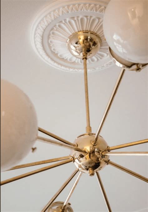 Lampadario Sputnik In Ottone Con 12 Sfere In Vetro Opalino Industrial