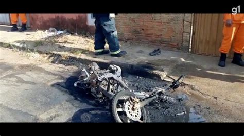 VÍDEO motocicleta pega fogo e fica completamente destruída na região