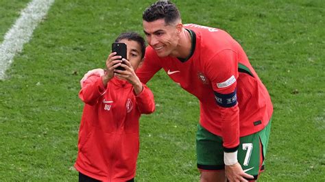 Ronaldo ile selfie çekmek için sahaya girmişti UEFA nın Berat Uluğ a