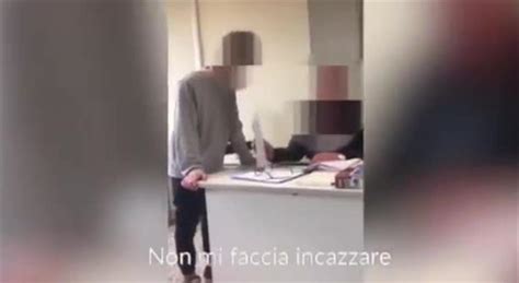 Inginocchiati E Mettimi Professore Umiliato In Classe Da Un Suo