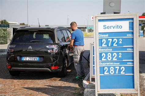 Ferragosto Benzina A 2 8 Euro Al Litro Sulla A8 Varese Milano Prezzi