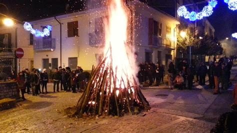 Atripalda si rinnova l appuntamento con il tradizionale falò di San Sabino