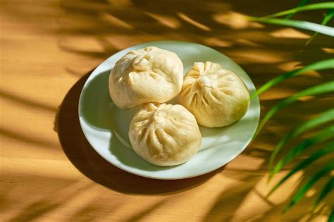 Baozi Recheios Variados De Vaca Ou De Porco Em Prato Branco