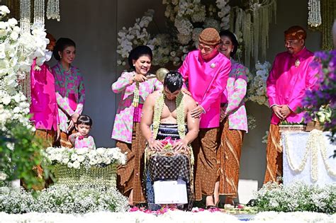 Keluarga Jokowi Kompak Kenakan Baju Warna Fuchsia Saat Siraman Kaesang