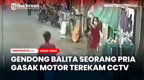 Gendong Balita Seorang Pria Gasak Motor Terekam CCTV YouTube