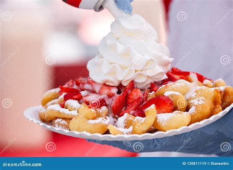 Torta Del Embudo Con Las Fresas Y La Crema Azotada Imagen De Archivo