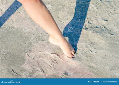 Mulher Perna Posando Na Rara Areia Vermelha Em Uma Praia Grega Em