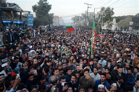 حزب عمران خان يتصدر انتخابات باكستان ومساعٍ لتشكيل حكومة ائتلافية