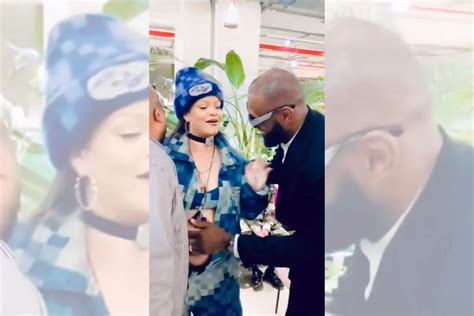 Vídeo LeBron James faz carinho na barriga de Rihanna grávida do