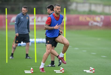 Trigoria Roma In Campo Per Preparare La Trasferta Di Firenze Foto