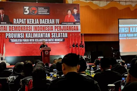 Hasto Dan Ribuan Kader Pdip Kalsel Berpakaian Hitam Saat Rakerda Iv