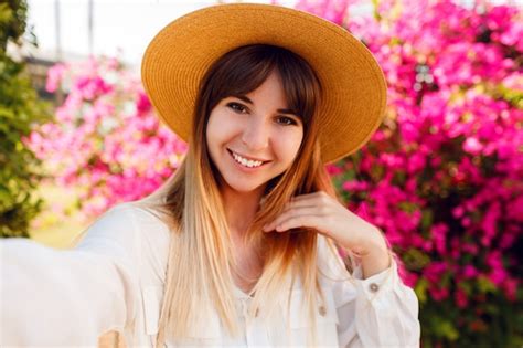 Feche o retrato de uma linda garota um chapéu de palha da moda