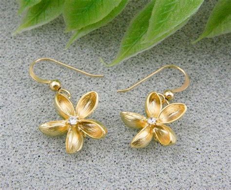 Daisy Dangle Earrings Gold Flower Earrings Drop Earrings Etsy Daisy