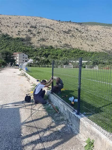 POČETAK MONTAŽE PANELNE OGRADE NA STADIONU U IGALU Komunalno Stambeno